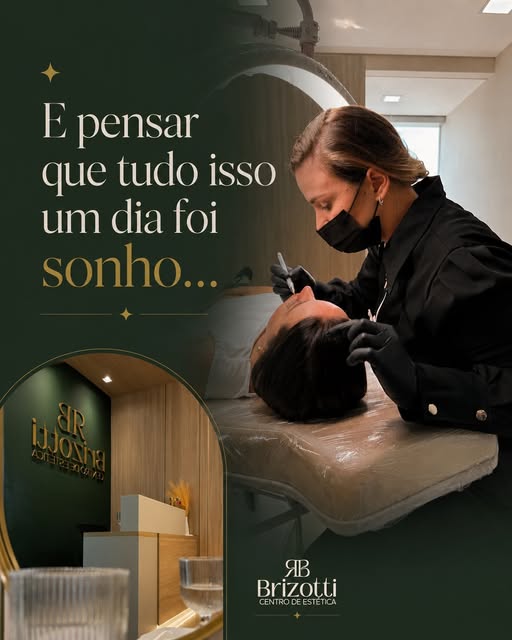 Regiane Brizotti realizando um procedimento na clínica